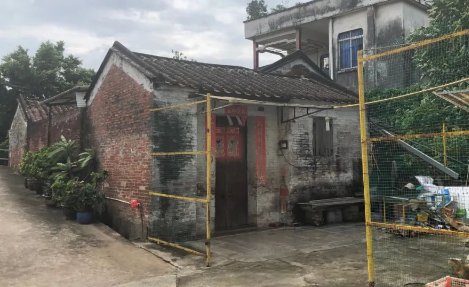 牵狗女孩称想向老人道歉,她的措辞为何前后不一?