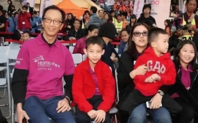 梁锦松出轨后被曝光,伏明霞主动提出离婚,其中有什么内情呢?