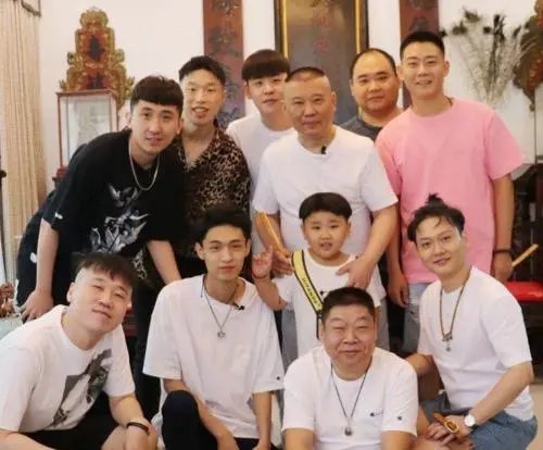 德云社烧饼宣布二胎得子!大方晒儿子正脸照,孩子继承了父母的哪些优点?