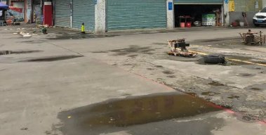 牵狗女孩称想向老人道歉，她的措辞为何前后不一？