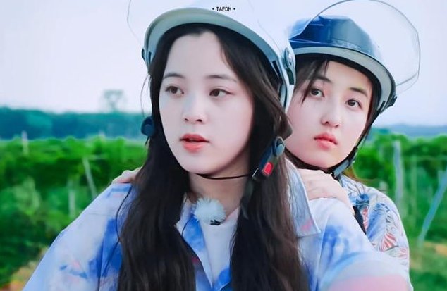 欧阳娜娜送定制吉他,张子枫放两人合照,两人的姐妹情是真的吗?