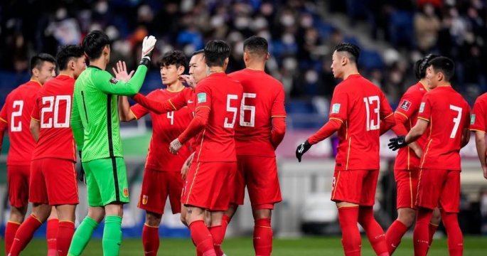 在刚打完的世界杯比赛上，国足为什么打不过日本队？