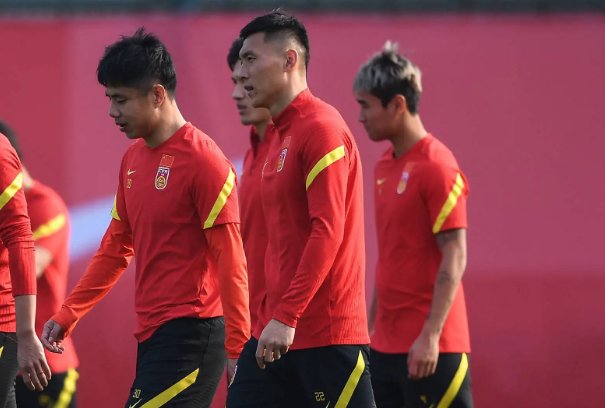 回怼巩汉林起争议后冯潇霆深夜发文,现在情况怎么样了?