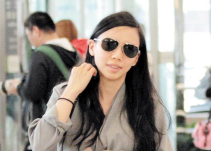 李靓蕾五年生三个孩子,离婚后她的近况如何?