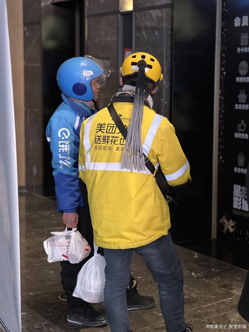 深圳外卖小哥担心疫情带被子送餐,现在的外卖小哥有多不容易?