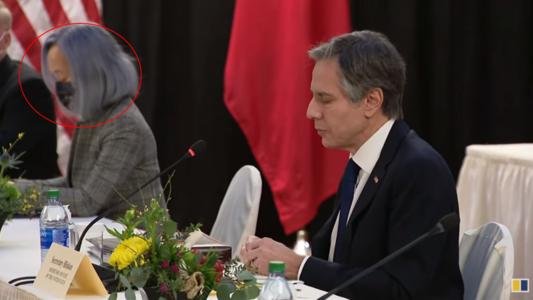 凭实力出圈的中美高层对话现场“翻译女神”,是如何俘获全国人民的心的?