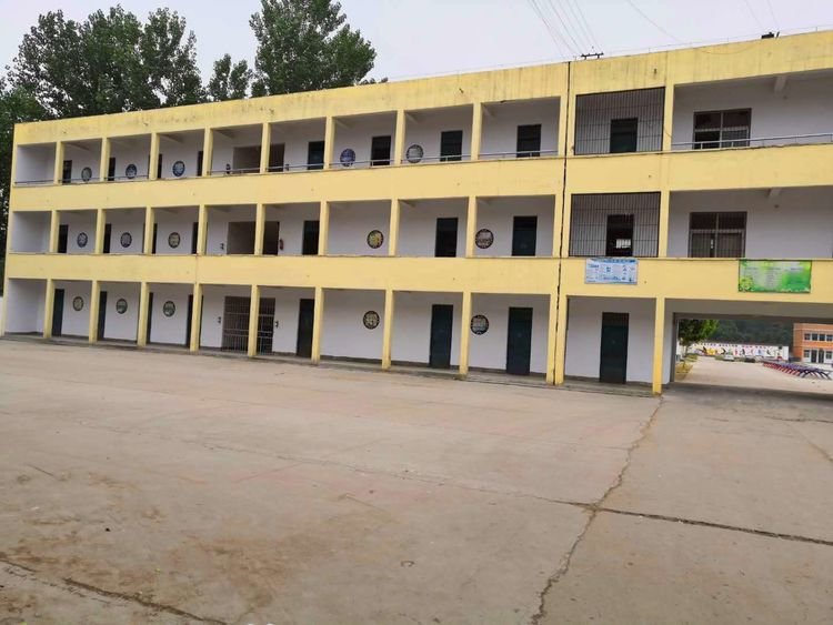 学生模仿奥特曼被劝退，如此教育理念为何让人不安？