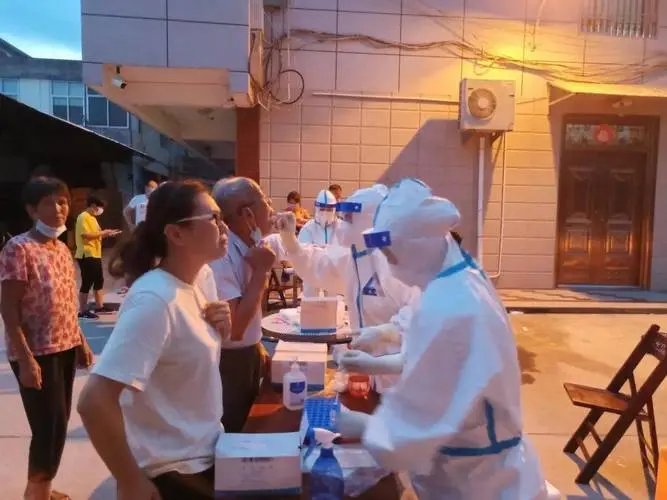 工作组专家称福建的疫情形势严峻复杂，在疫情期间外出该注意些什么？