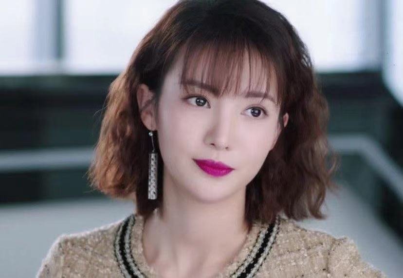 金晨脖子有14cm上热搜，但网友不买账，营销身体为何让人反感？