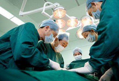 遭姐夫投毒女孩需肺移植，费用需百万，这笔医药费给这个家庭带来哪些困扰？