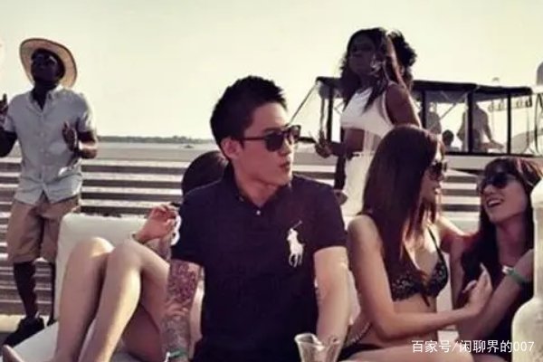 屠洪刚亲儿子为20万发愁，继子生活奢侈豪车傍身，有后妈就有“后爹”吗？