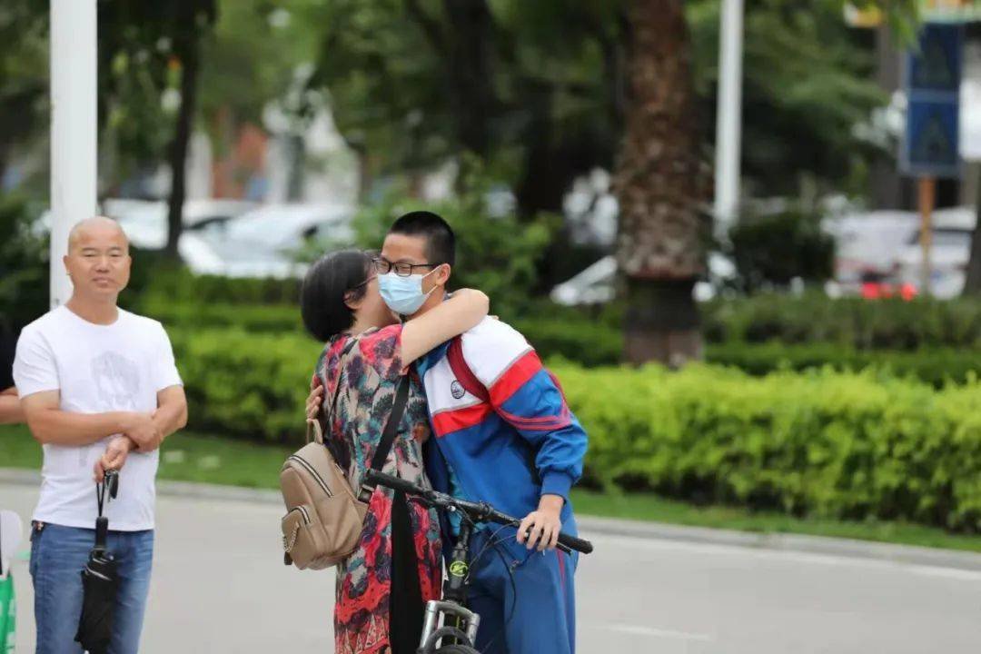 漫画家唐光雨回应作品入选高考作文题,这副漫画的意义是什么?