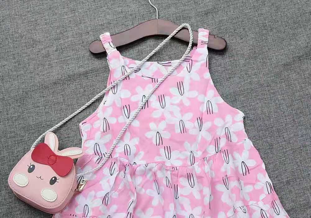 一段“8岁女孩巧手改造妈妈衣服”引发热议,视频中的女孩有多心灵手巧?