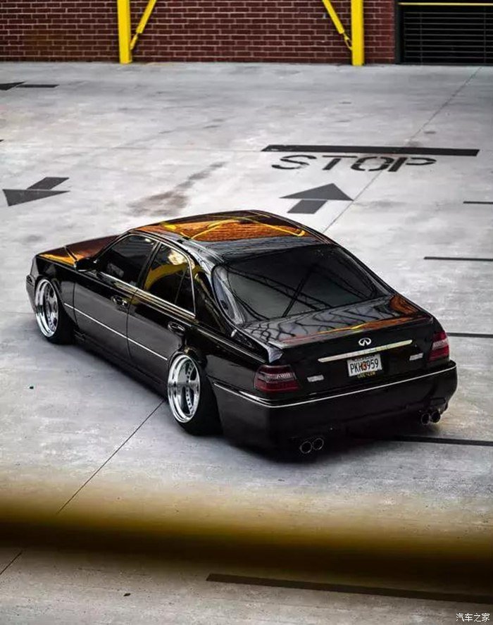 由于奶奶的缘故,这孙子开的是VIP英菲尼迪Q45