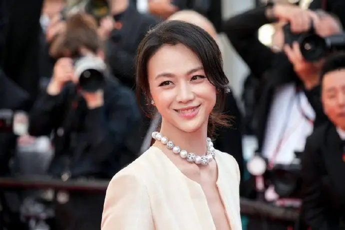 汤唯亮相戛纳红毯，她在红毯中的造型是什么样的？