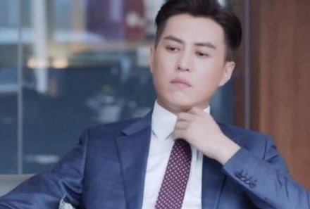 50岁大妈称与靳东失散18年,怀了他的孩子,你怎么看待大妈的行为?