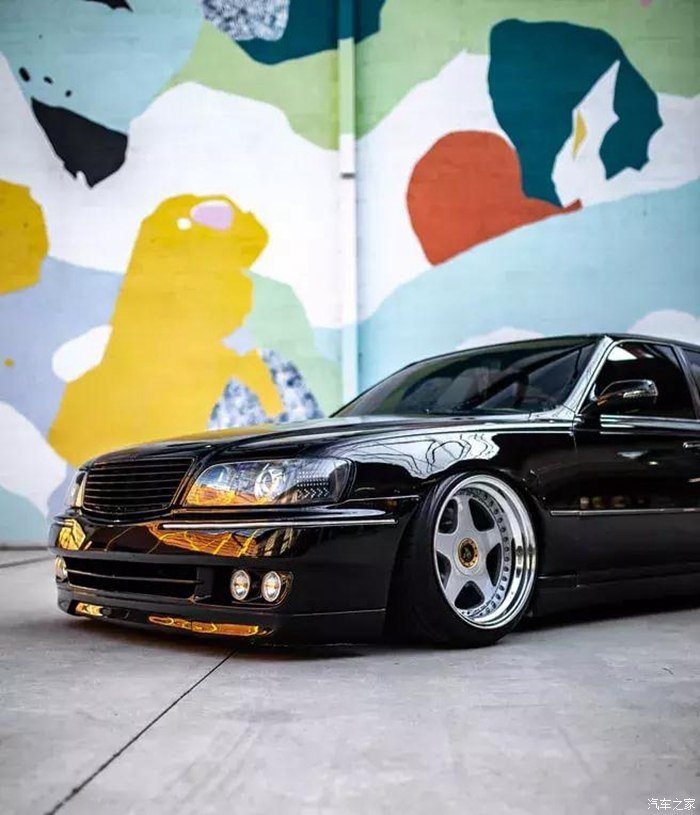 由于奶奶的缘故,这孙子开的是VIP英菲尼迪Q45