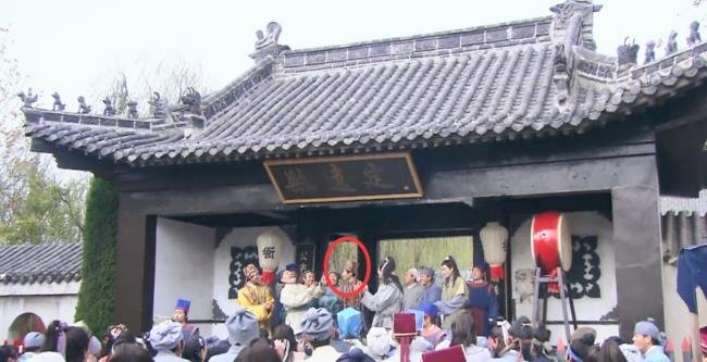 桌子上有葡萄酒,古墓现保存千余年的饭菜是怎样的?