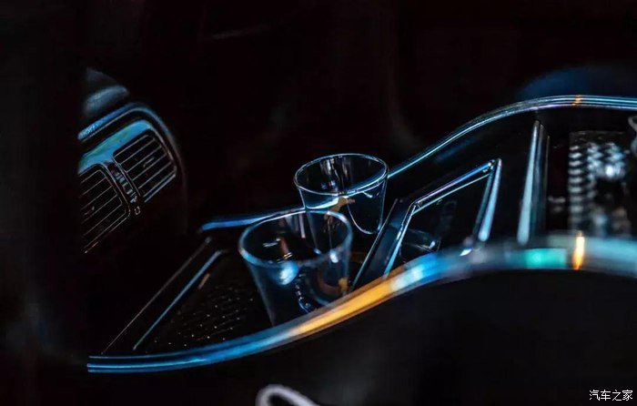 由于奶奶的缘故,这孙子开的是VIP英菲尼迪Q45