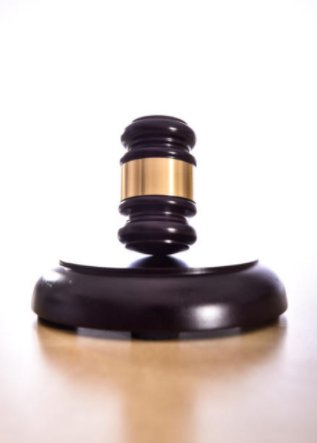 高速上女子发现男友车上有陌生女包怒拽方向盘，女子需承担怎样的法律责任？