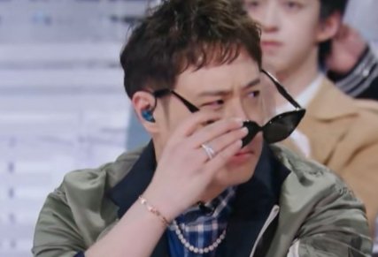 潘玮柏成为青春有你3导师,为何一直戴着墨镜?