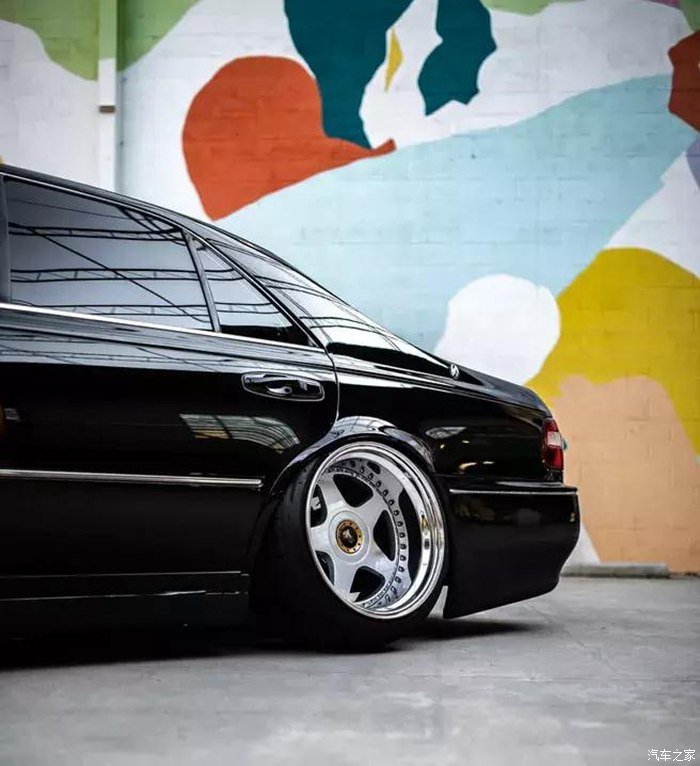 由于奶奶的缘故,这孙子开的是VIP英菲尼迪Q45