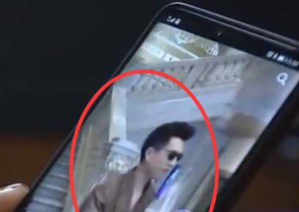 50岁大妈称与靳东失散18年,怀了他的孩子,你怎么看待大妈的行为?