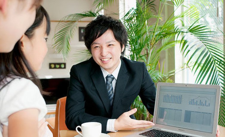 请问做好一个外贸业务员需要学习那些方面的知识，要具体点~