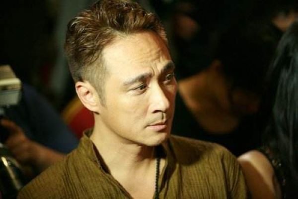 为何吴镇宇片场发怒摔杯子？