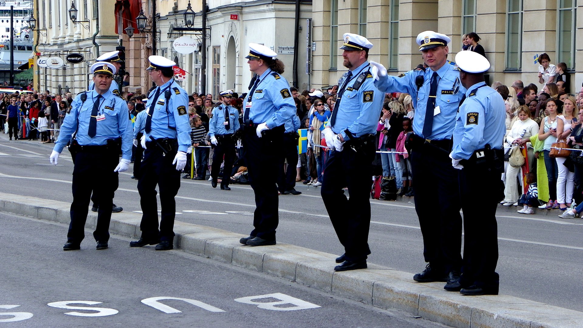 问问瑞典警察为何都辞职？