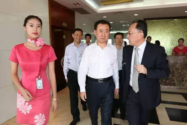 王健林乘私人飞机逃出国被抓是真的吗?说国外爆料了,咱国内没有相关的信息,是真的吗?