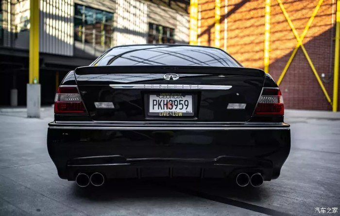 由于奶奶的缘故,这孙子开的是VIP英菲尼迪Q45