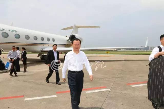 王健林乘私人飞机逃出国被抓是真的吗?说国外爆料了,咱国内没有相关的信息,是真的吗?