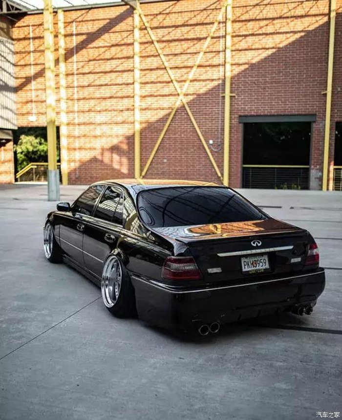 由于奶奶的缘故,这孙子开的是VIP英菲尼迪Q45