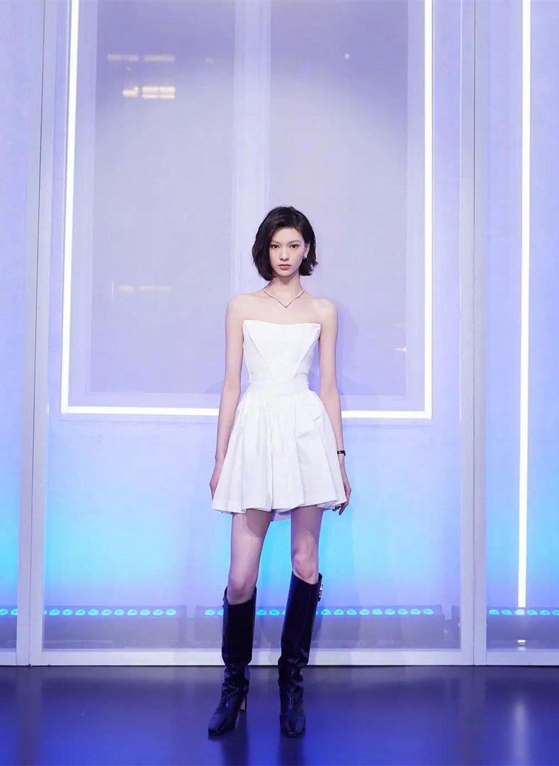 邱天一袭白色小礼裙出席活动，你觉得她属于哪种类型的美女？