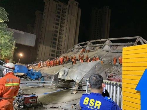 福建永安在建房突然发生坍塌致8人身亡，谁该为这些死者负责？