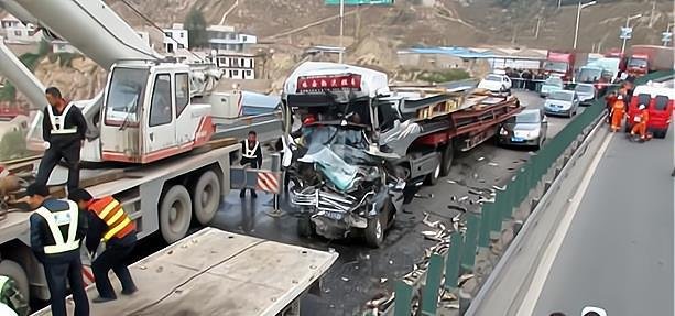 黑龙江七台河发生重大交通事故,事故的责任该由谁来承担?