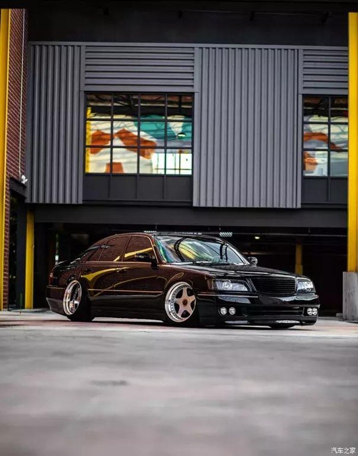 由于奶奶的缘故,这孙子开的是VIP英菲尼迪Q45