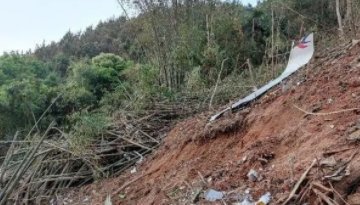 未抵达终点的东航MU5735都有哪些人员?三位飞行员的资历如何?