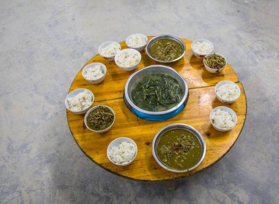 山村来了新老师后村里用什么欢迎招待的?