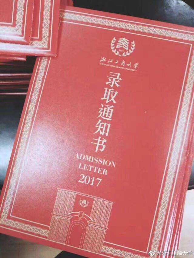 江苏一男孩收到2.7公斤录取通知书,这里面都有啥?