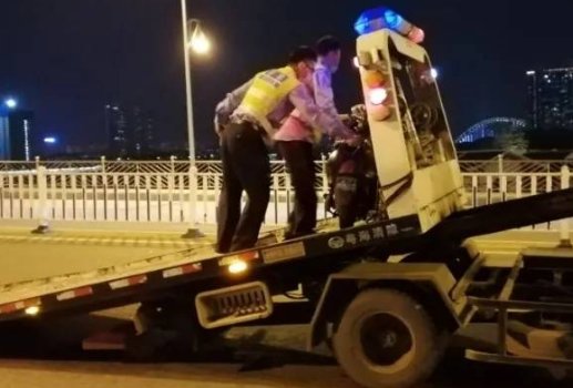 陕西旬阳警方通报警车撞死行人，事故的原因到底是什么？