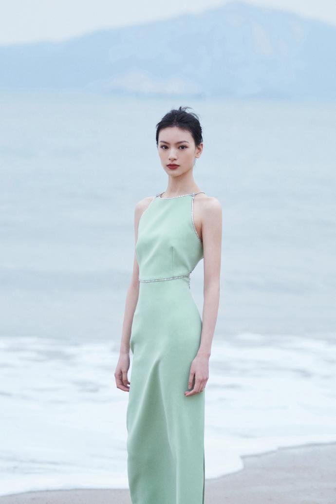 邱天一袭白色小礼裙出席活动，你觉得她属于哪种类型的美女？