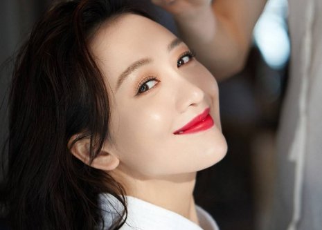 王鸥带小5岁男友现身亲妹婚礼,王鸥在老家的样子有多朴素?