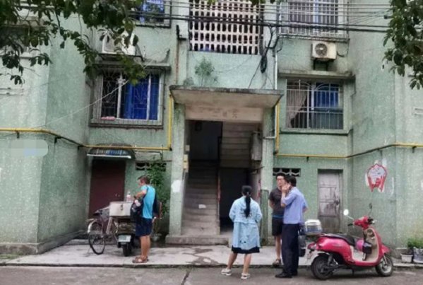 柳州一出租房内天花板滴血，这究竟是怎么回事？