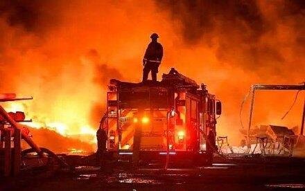 美国加州燃起大火7800万人撤离，有没有人员受伤？