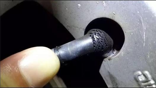 汽车轮胎气门嘴上的帽需要拧紧吗?拧太紧会不会顶到里面造成漏气?
