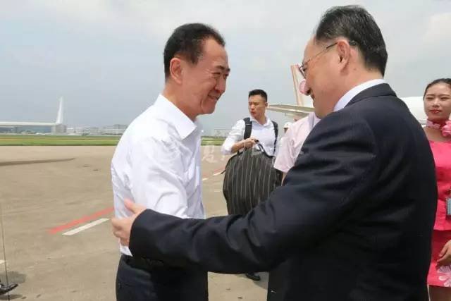 王健林乘私人飞机逃出国被抓是真的吗?说国外爆料了,咱国内没有相关的信息,是真的吗?