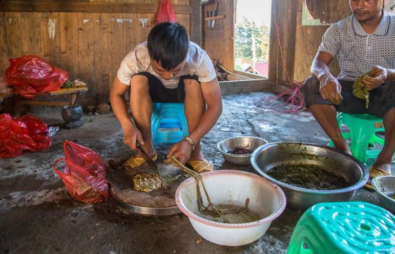 山村来了新老师后村里用什么欢迎招待的?