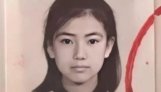 一张高圆圆小学时期的证件照曝光,照片中的她是什么状态?